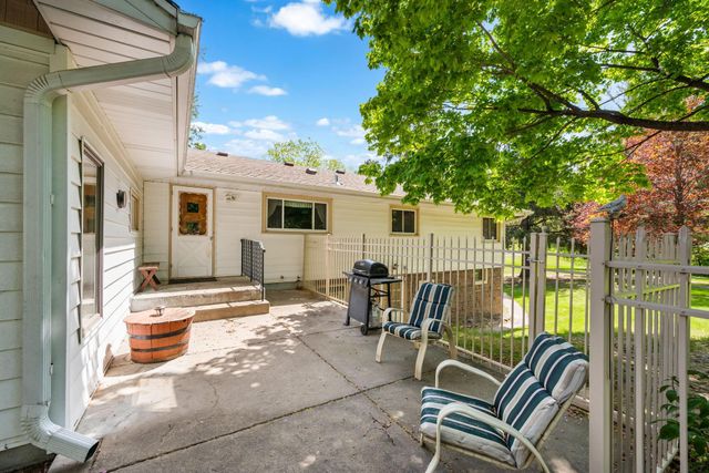 1125 Oakview Lane N, Plymouth, MN 55441