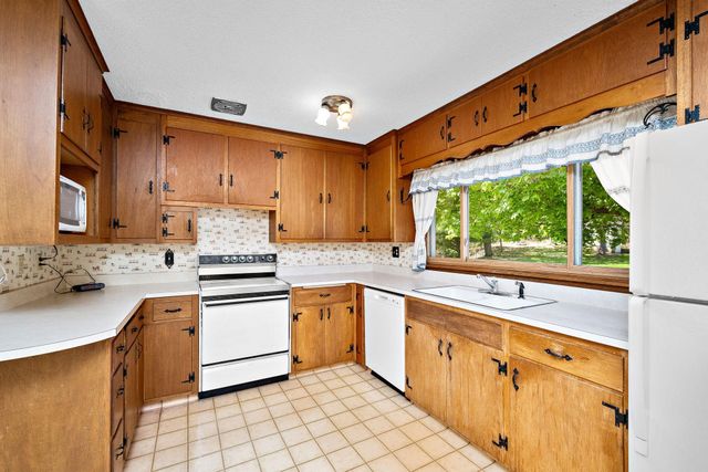 1125 Oakview Lane N, Plymouth, MN 55441
