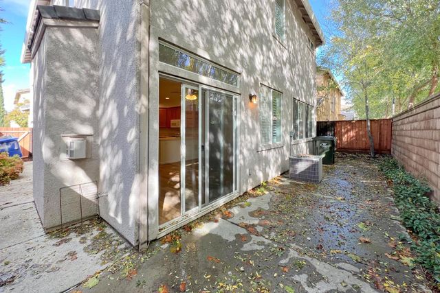 247 Dragonfly Cir, Sacramento, CA 95834