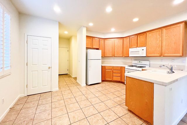 247 Dragonfly Cir, Sacramento, CA 95834