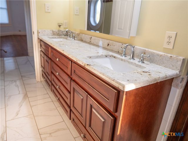 408 E Reuss Boulevard, Cuero, TX 77954