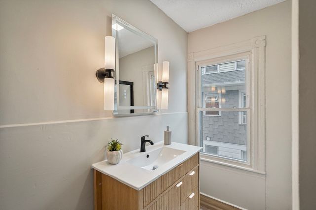 615 White St, Springfield, MA 01108