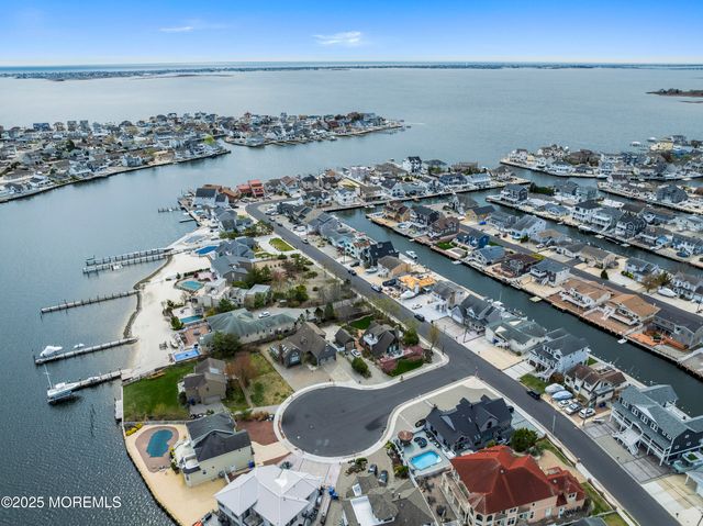 52 Aldo Court, Toms River, NJ 08753