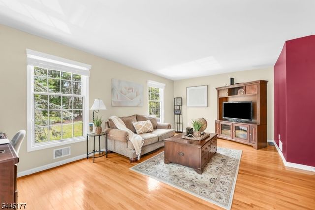 15 Nuthatcher Ct, Wayne Twp., NJ 07470