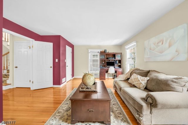 15 Nuthatcher Ct, Wayne Twp., NJ 07470