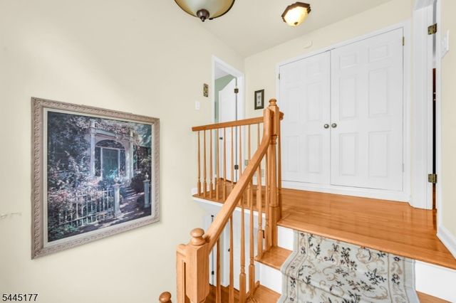 15 Nuthatcher Ct, Wayne Twp., NJ 07470
