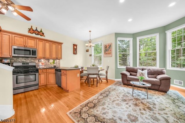 15 Nuthatcher Ct, Wayne Twp., NJ 07470