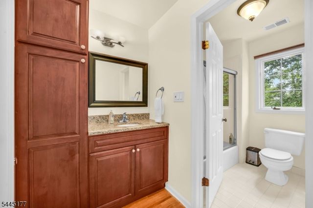 15 Nuthatcher Ct, Wayne Twp., NJ 07470