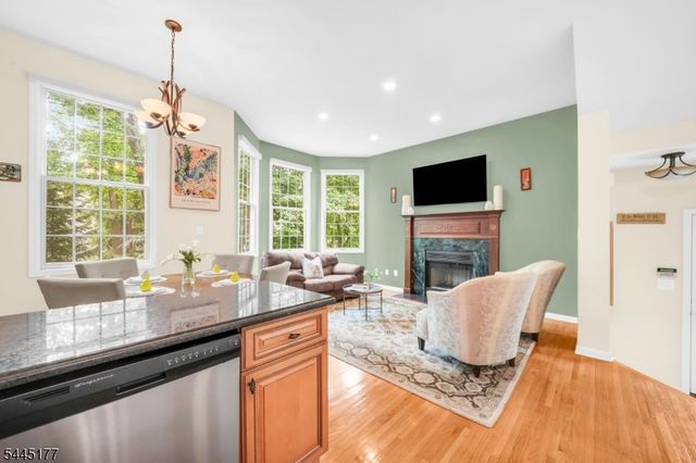 15 Nuthatcher Ct, Wayne Twp., NJ 07470