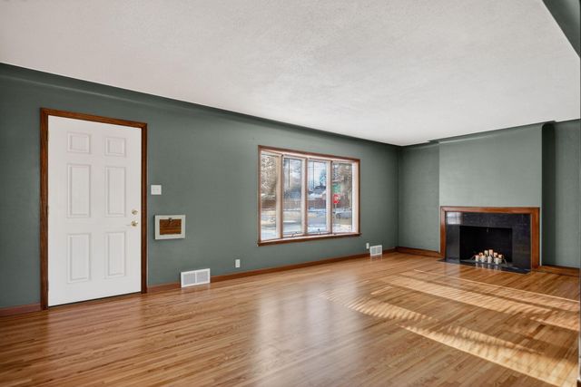 1095 Idaho Avenue W, Saint Paul, MN 55117