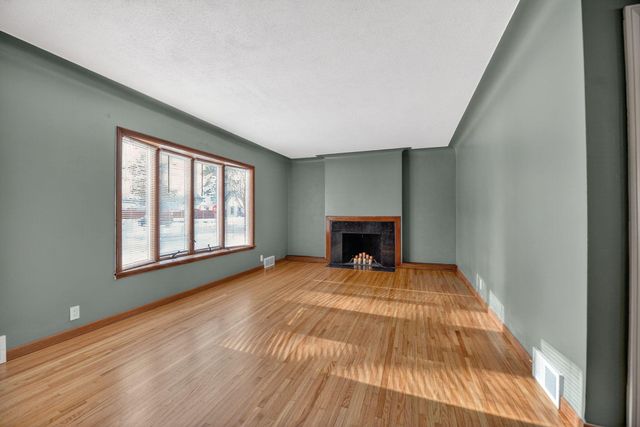 1095 Idaho Avenue W, Saint Paul, MN 55117