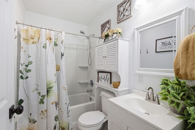 216 E Clay Street, Bowie, TX 76230