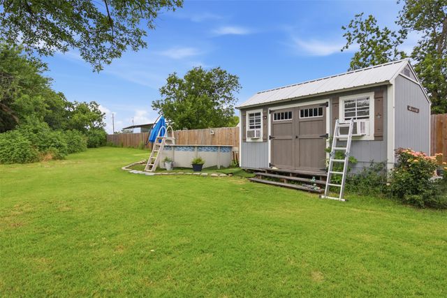 216 E Clay Street, Bowie, TX 76230