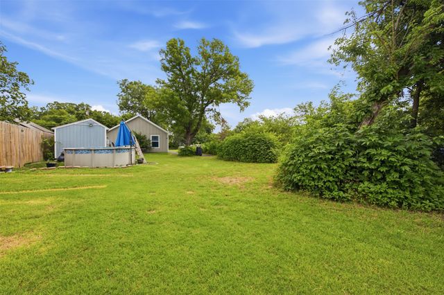 216 E Clay Street, Bowie, TX 76230