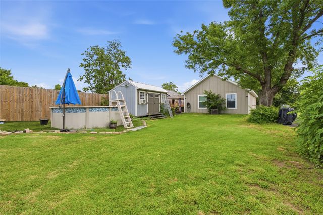 216 E Clay Street, Bowie, TX 76230