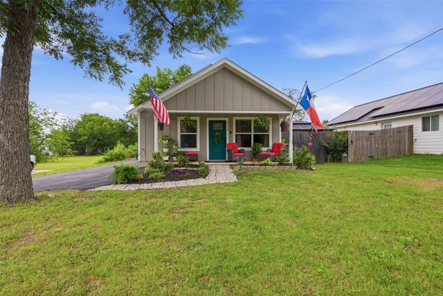 216 E Clay Street, Bowie, TX 76230