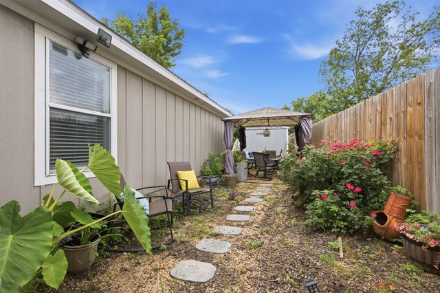 216 E Clay Street, Bowie, TX 76230