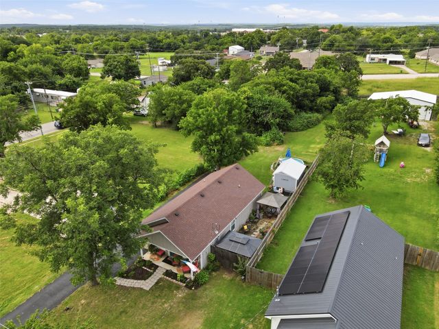 216 E Clay Street, Bowie, TX 76230