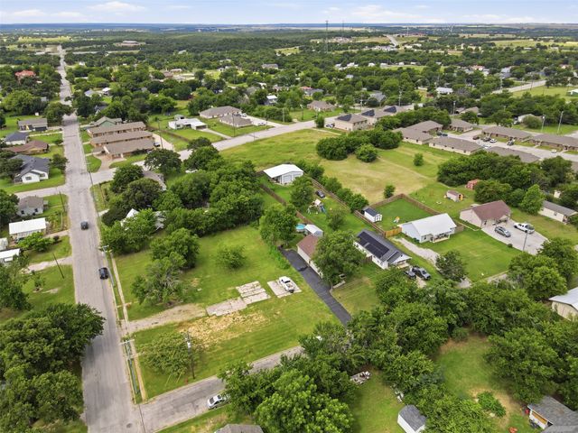 216 E Clay Street, Bowie, TX 76230