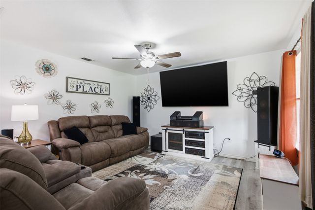 216 E Clay Street, Bowie, TX 76230