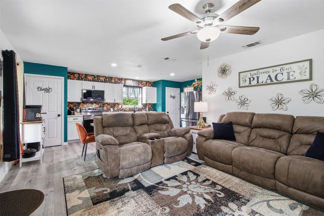 216 E Clay Street, Bowie, TX 76230