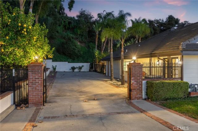 514 N Valley Center Avenue, Glendora, CA 91741