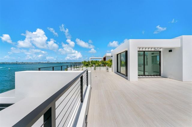 1045 N Venetian Dr, Miami, FL 33139