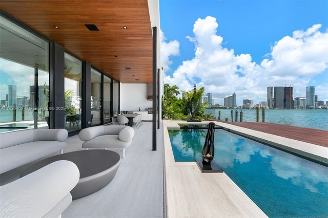 1045 N Venetian Dr, Miami, FL 33139