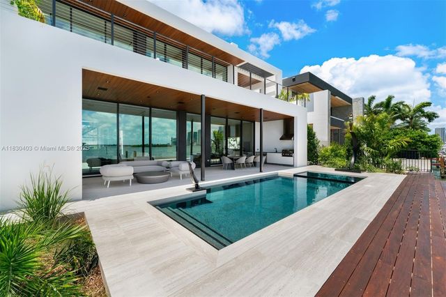 1045 N Venetian Dr, Miami, FL 33139