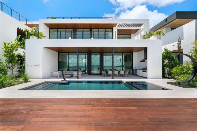 1045 N Venetian Dr, Miami, FL 33139