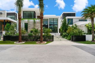 1045 N Venetian Dr, Miami, FL 33139