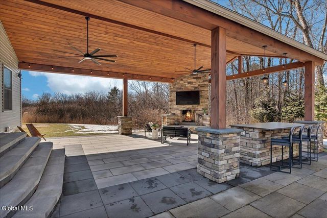 31 Summerfield Circle, Halfmoon, NY 12118