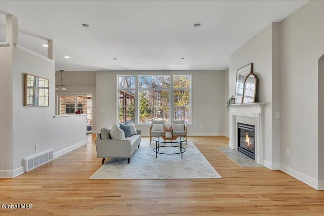 31 Summerfield Circle, Halfmoon, NY 12118