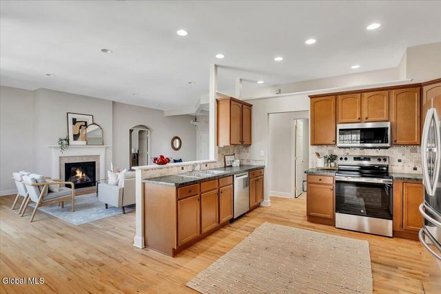 31 Summerfield Circle, Halfmoon, NY 12118