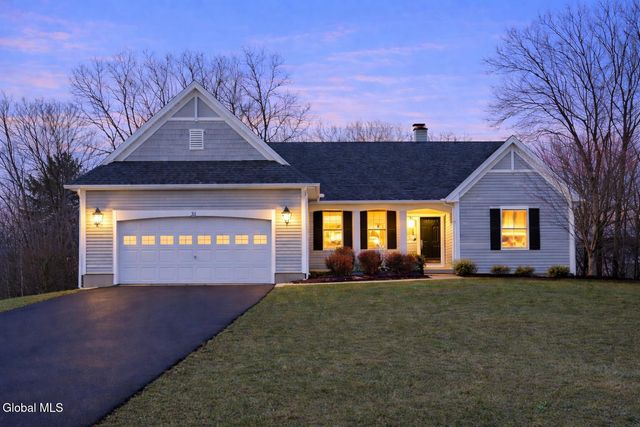 31 Summerfield Circle, Halfmoon, NY 12118