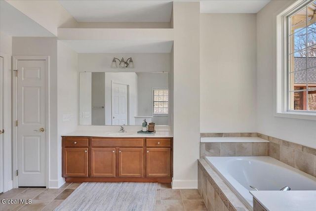 31 Summerfield Circle, Halfmoon, NY 12118