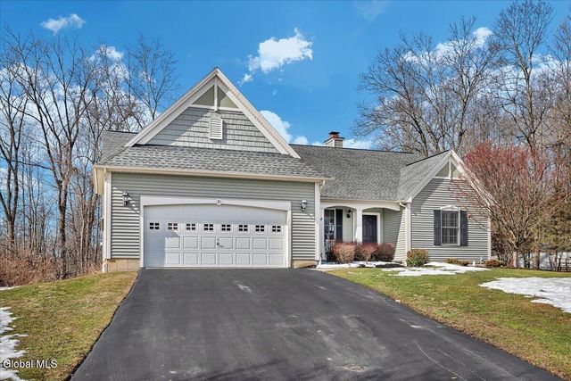 31 Summerfield Circle, Halfmoon, NY 12118