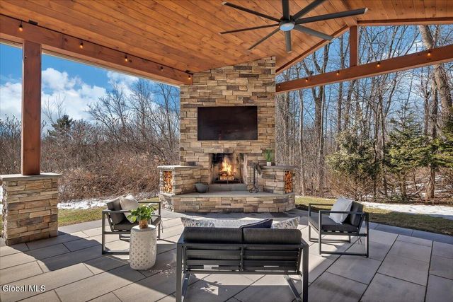 31 Summerfield Circle, Halfmoon, NY 12118