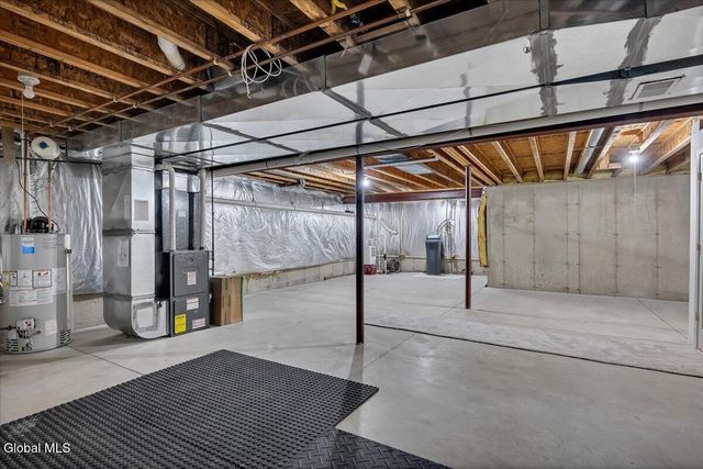 31 Summerfield Circle, Halfmoon, NY 12118