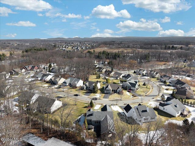 31 Summerfield Circle, Halfmoon, NY 12118