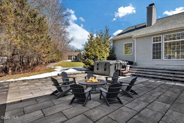 31 Summerfield Circle, Halfmoon, NY 12118