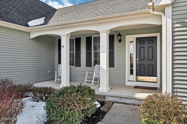 31 Summerfield Circle, Halfmoon, NY 12118