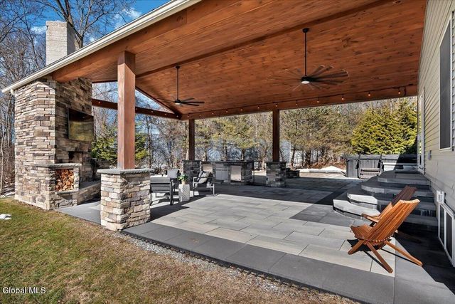 31 Summerfield Circle, Halfmoon, NY 12118