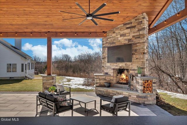 31 Summerfield Circle, Halfmoon, NY 12118