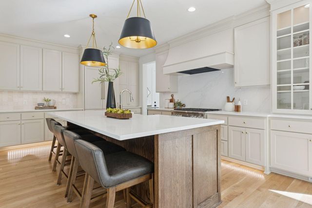 804 Great Oaks Trail, Eagan, MN 55123