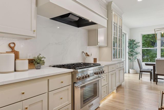 804 Great Oaks Trail, Eagan, MN 55123