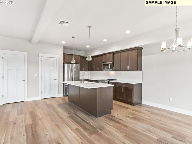 504 Ne TRILLIUM Dr, Estacada, OR 97023