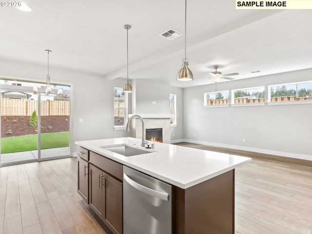 504 Ne TRILLIUM Dr, Estacada, OR 97023