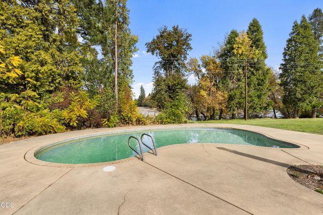 4161 Riverbanks Road, Grants Pass, OR 97527