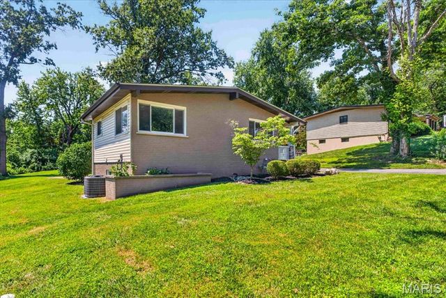 6 The Knolls Lane, Creve Coeur, MO 63141